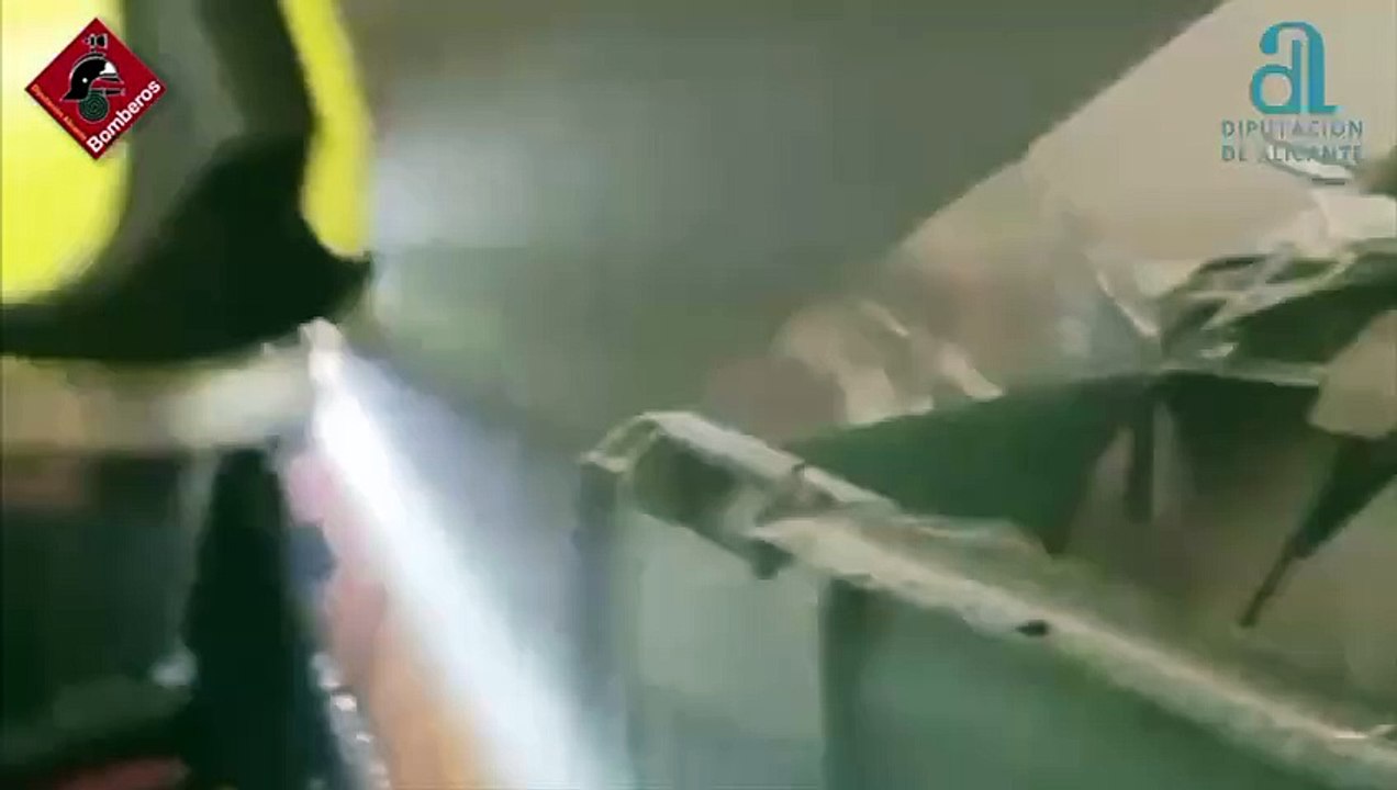 Bomberos sofocan un incendio en una fábrica de reciclaje de papeles de Vereda La Colorá