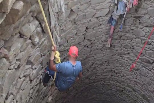 कुएं में उतारकर बेजुबान की जान बचाई, देखें वीडियो