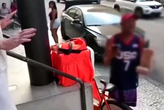 Entregador usa o inglês para discutir com gringo e cena viraliza