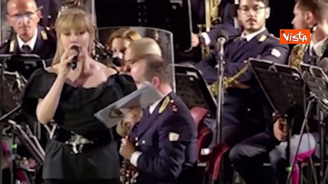 Ceccon ha vinto l'Oro , l'annuncio di Milly Carlucci durante il concerto della Polizia a Roma