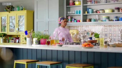 Nadiya's 5 minute crispy egg rolls - BBC