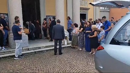 L'ultimo saluto a Corry, morto dopo un malore in campo durante la partita di beach volley