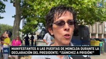 Manifestantes a las puertas de Moncloa durante la declaración del presidente: 