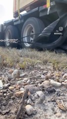 Camionero Resuelve Rápidamente un Neumático Desllantado con Gran Profesionalismo 🚚