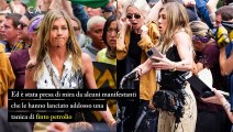 Che ci fa Jennifer Aniston cosparsa d’olio durante una protesta per il clima?