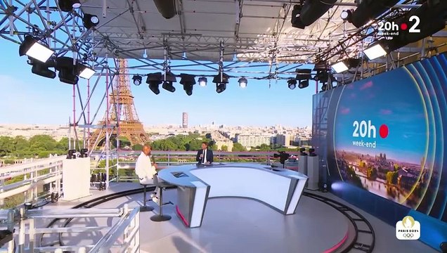 Laurent Delahousse pendant le JT de 20h sur France 2 avec Teddy Riner.