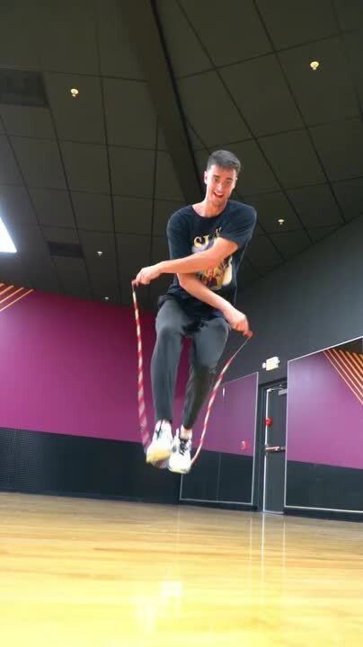 Man Shows Impressive Jump Rope Trick