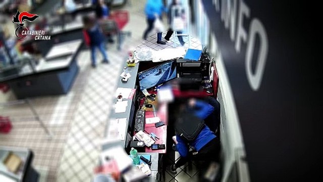 Paternò, nove rapine in due mesi: tradito da un tatuaggio sul collo, viene riconosciuto e arrestato