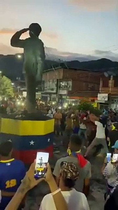 Derriban estatuas de Hugo Chávez en Guárico