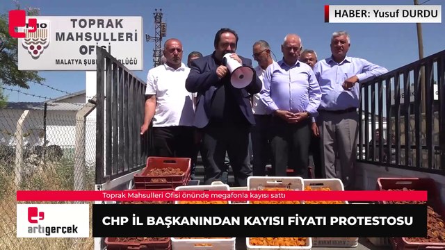 CHP Malatya İl Başkanı kayısı fiyatlarını TMO önünde satış yaparak protesto etti