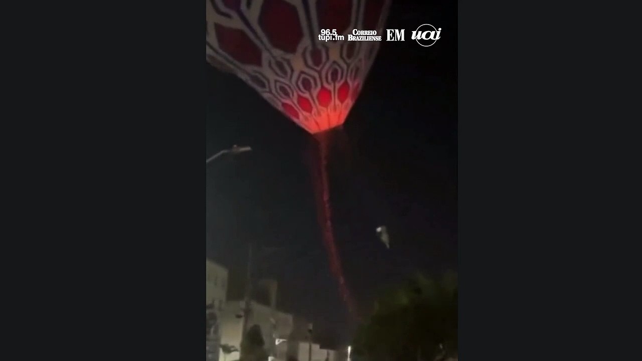 Balão em chamas cai sobre árvore no Parque Ibir...