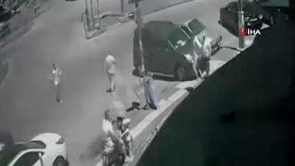 Arkadaşını bıçaklayıp, cep telefonu ile görüntüsünü çekti