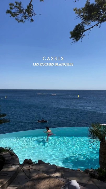 L'adresse à retenir entre Marseille et la Côte d'Azur cet été  Tague la personne qui doit t'y emmener !  Bienvenue aux Roches Blanches, un hôtel de rêve perché face au cadre paradisiaque de Cassis et du Cap Canaille, sur les eaux turquoise de la Méditer
