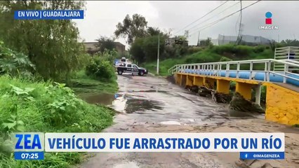 Río arrastra un vehículo con una persona en su interior en Zapopan, Jalisco