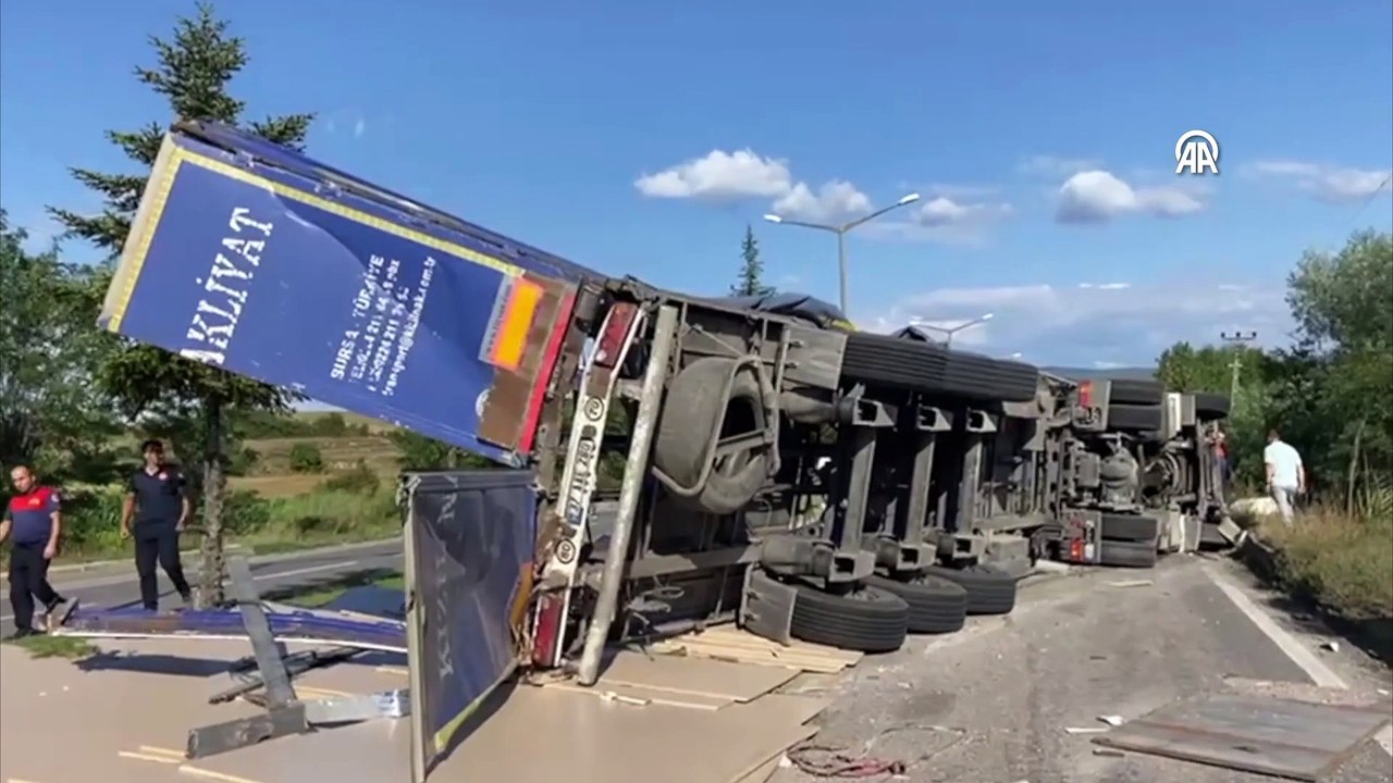 Tır devrilen Kastamonu-Sinop kara yolu tek yönlü ulaşıma kapandı