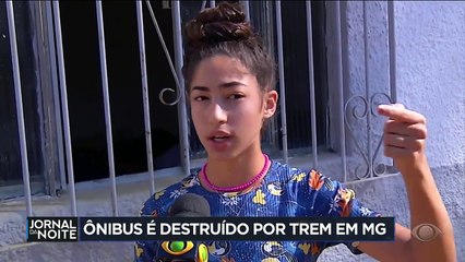 Ônibus é destruído por trem em MG