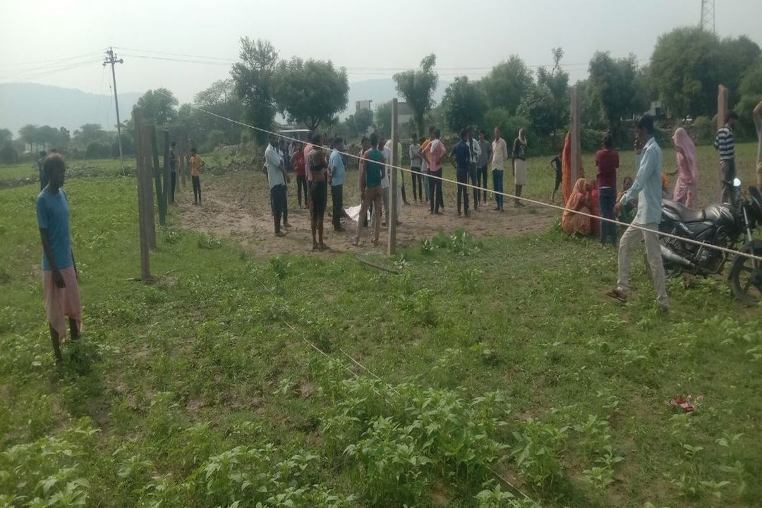 आपके महकमे के उस अधिकारी क़ो बुलाओ या हमारी बात कराओ, जिसके पास मुआवजा देने के पावर हो...