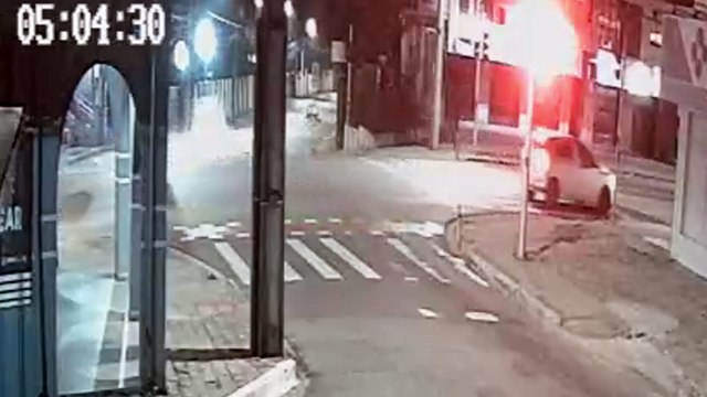 Polícia divulga imagens e procura motorista acusado de bater em moto e fugir no Santa Felicidade