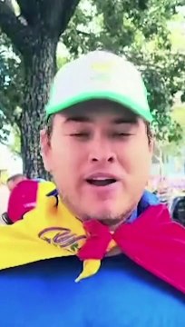 Manifestantes derriban estatuas de Chávez durante protestas