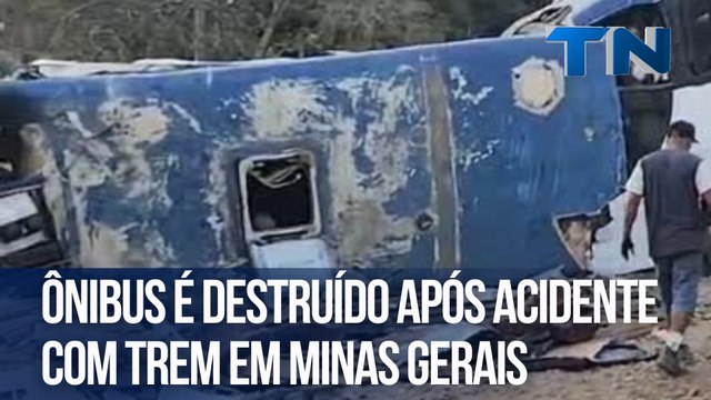 Ônibus é destruído após acidente com trem em Minas Gerais