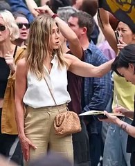 Jennifer Aniston es rociada con pintura negra en Nueva York