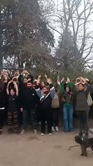 Así se apostaron decenas de personas para proteger a los niños