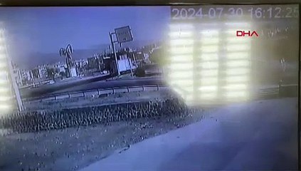 Tır ile minibüs çarpıştı, kaza anı kameralara yansıdı