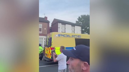 Descargar video: Police riot vans and officers attend Southport stabbing scene as large crowds gather near mosque