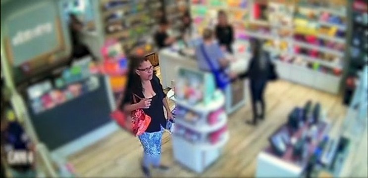 Mulher é flagrada furtando cosméticos em shopping e acaba presa