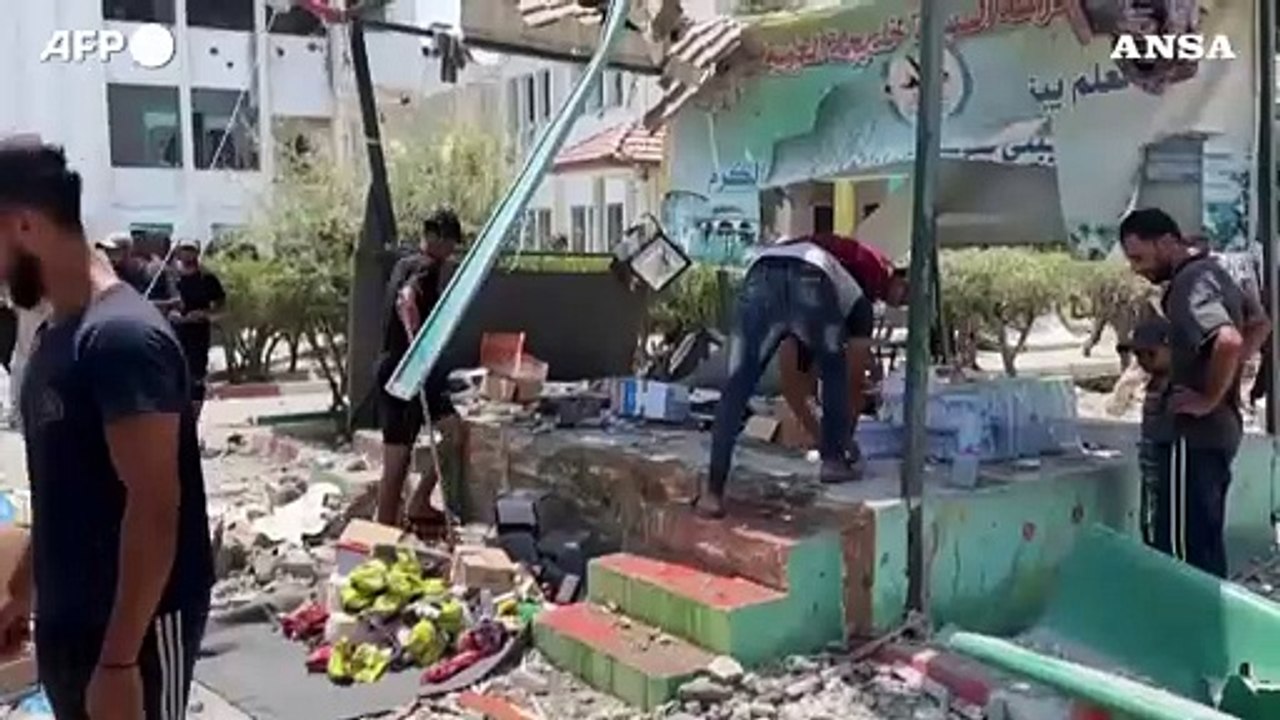Gaza, la scuola a Deir el-Balah colpita ieri da un raid israeliano
