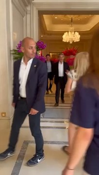 Pendant ce remps, l’ancien #président #français Nicolas #Sarkozy fait la #tournée #africaine… enfin heu… ici raccompagné par l’ambassadeur du #Cameroun en #France après un rdv avec Paul #Biya à son #hôtel