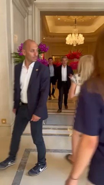 Pendant ce remps, l’ancien #président #français Nicolas #Sarkozy fait la #tournée #africaine… enfin heu… ici raccompagné par l’ambassadeur du #Cameroun en #France après un rdv avec Paul #Biya à son #hôtel