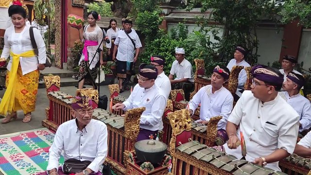 GAMELAN BALI AMAZING BALINESE MUSIC PERFORMANCE IN PURA AMARTA JATI HINDU TEMPLE IN JAKARTA, INDONESIA