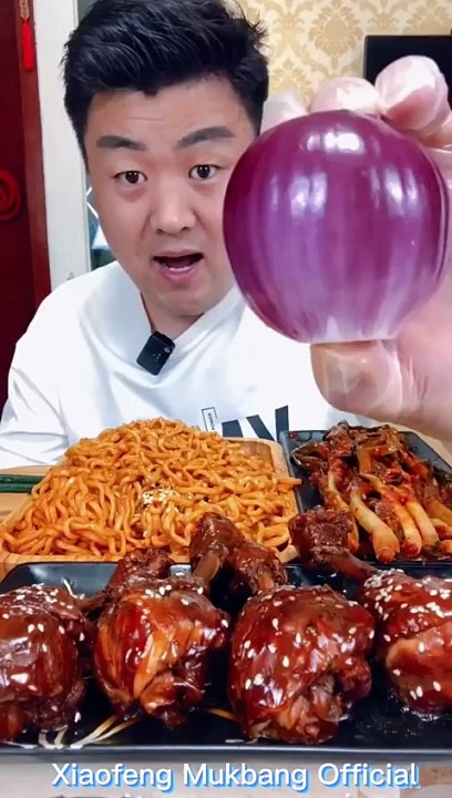 Brother Xiaofeng Eating Fast Food  Onions With Fried Chicken Thighs And Turkey Noodles Mukbang Show_480p