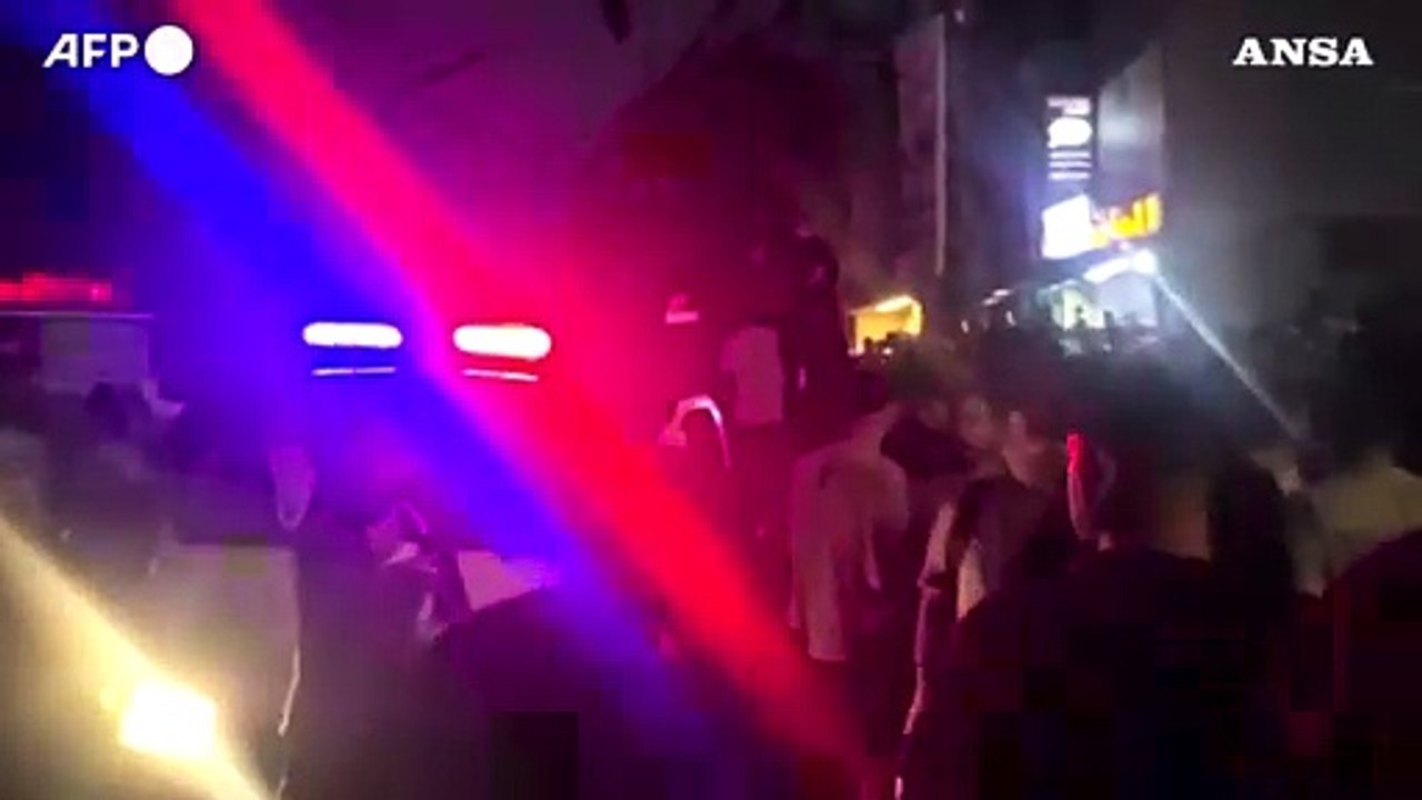 Raid israeliano a Beirut, libanesi si accalcano sul luogo dell'attacco