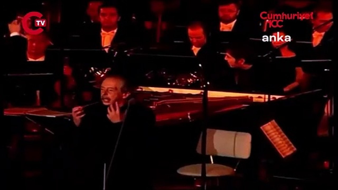 Genco Erkal'ın unutulmaz yorumuyla Nazım Hikmet'ten Vatan Haini performansı...