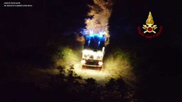 Brucia la Sardegna: le immagini impressionanti dei vigili del fuoco