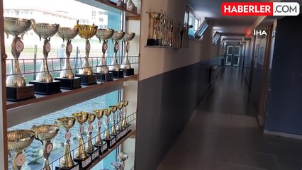 Yaban ördeği ve yavruları stadyumu ziyaret etti