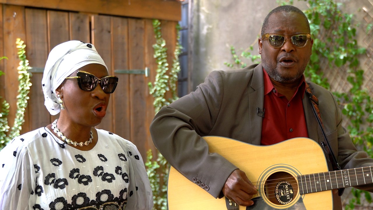 Amadou et Mariam chantent "La Réalité" en acoustique