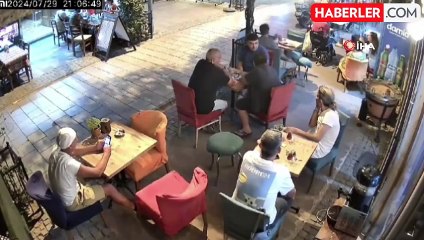 İzmir'de kafede oturan vatandaşa yorgun mermi isabet etti... O anlar kamerada