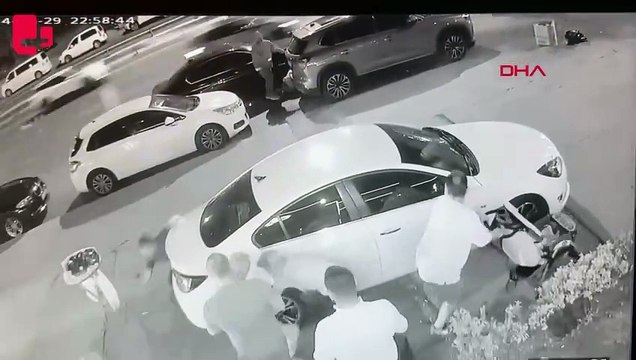 Bakırköy'de eğlence mekanı önündekilere silahlı saldırı kamerada: 2 yaralı