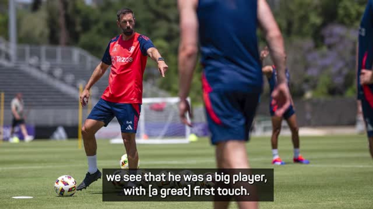 Van Nistelrooy 'helping everyone' at United - Amad