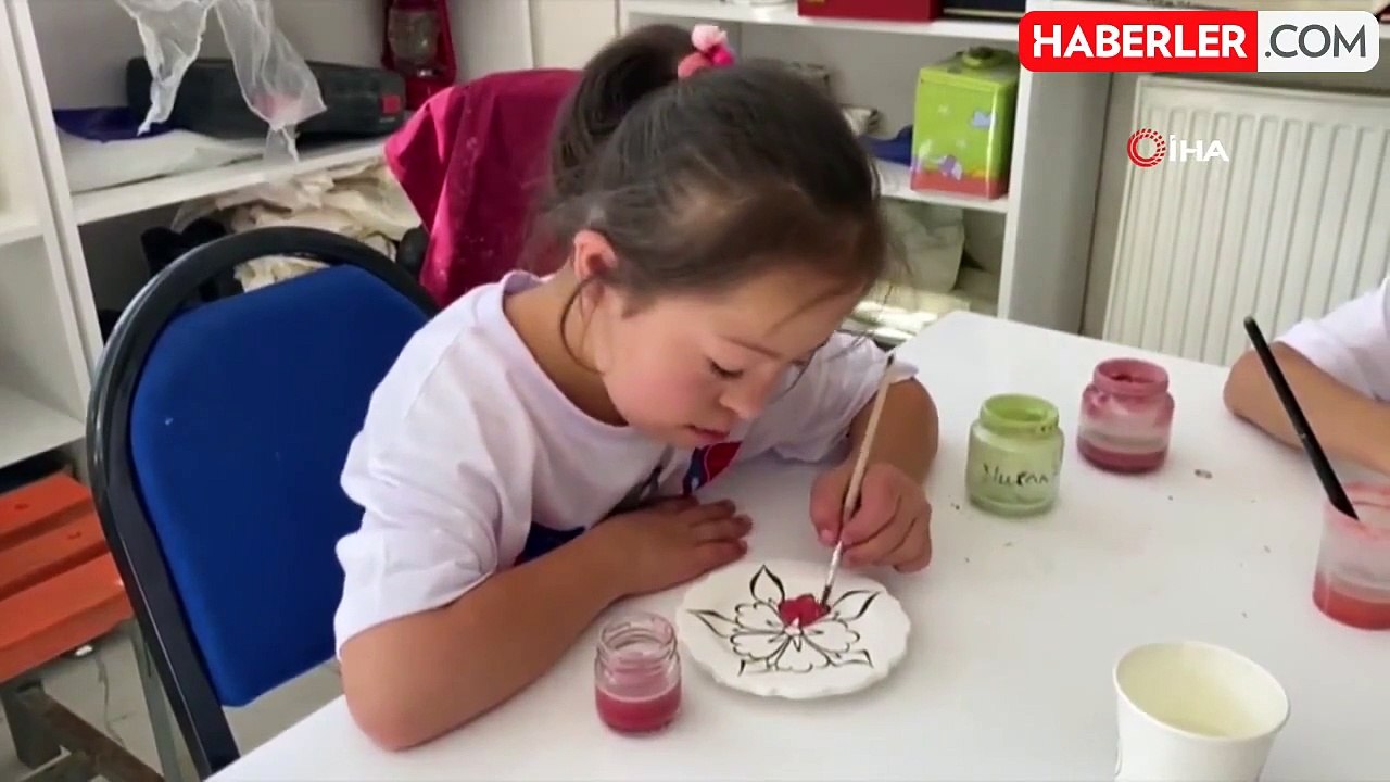 Engellerini çini işleyerek unuttular