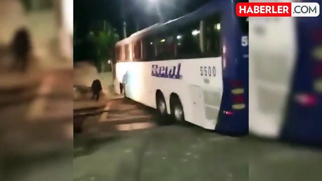 Brezilya'da hızlı tren, raylarda arızalanan otobüsü ikiye böldü: Şoför ve 6 yolcu mucizevi bir şekilde yara almadan kurtuldu