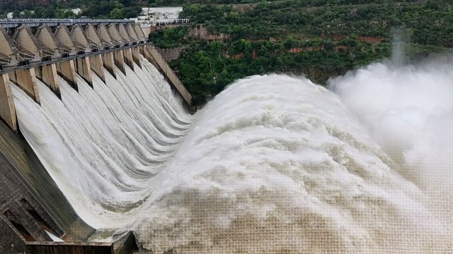 నిండు కుండలా Srisailam Project.. గత ఏడేళ్లలో 2వ సారి 10 గేట్లు ఎత్తివేత | Oneindia Telugu