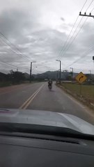 Transporte de objeto “inusitado” em cima da moto faz motorista ser multado em SC