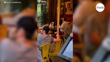 Hombre entra en un restaurante y todos alucinan al ver con quién se ha sentado (Vídeo)
