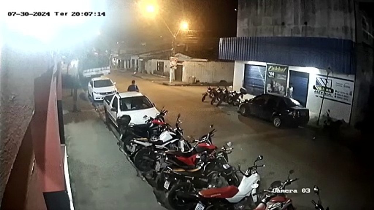 Câmera de segurança flagra trio criminoso roubando carro de motorista por aplicativo, em Maceió