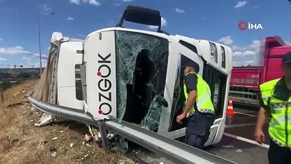 Virajı alamayan kağıt rulo yüklü tır devrildi: 1 yaralı