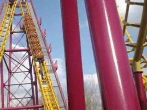 Walibi Belgique - Clara & Céline dans le Cobra xD.